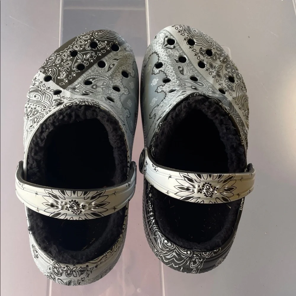 CROCS Kids Black and Gray Patterned Slippers